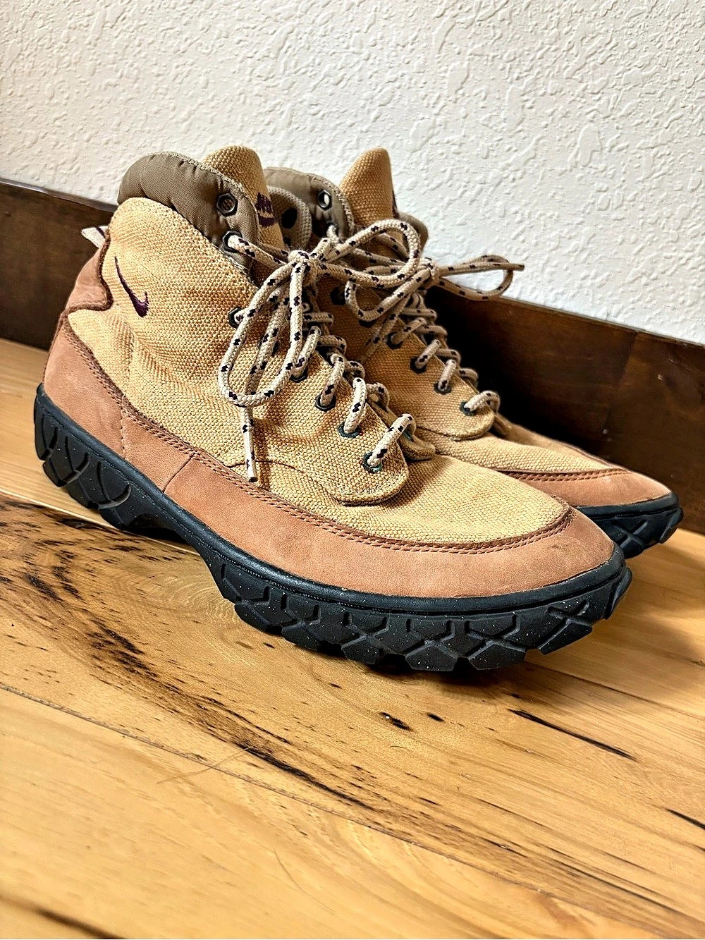 Vintage Nike ACG Women’s 9.5 Hiking Boots Tan Canvas Trail Gorpcore 90s